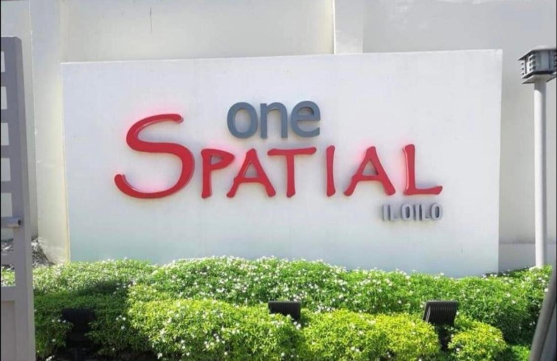 One Spatial Two Bedroom Condominium Unit With Pool And Gym Free Netflix And Wifi 伊洛伊洛 外观 照片