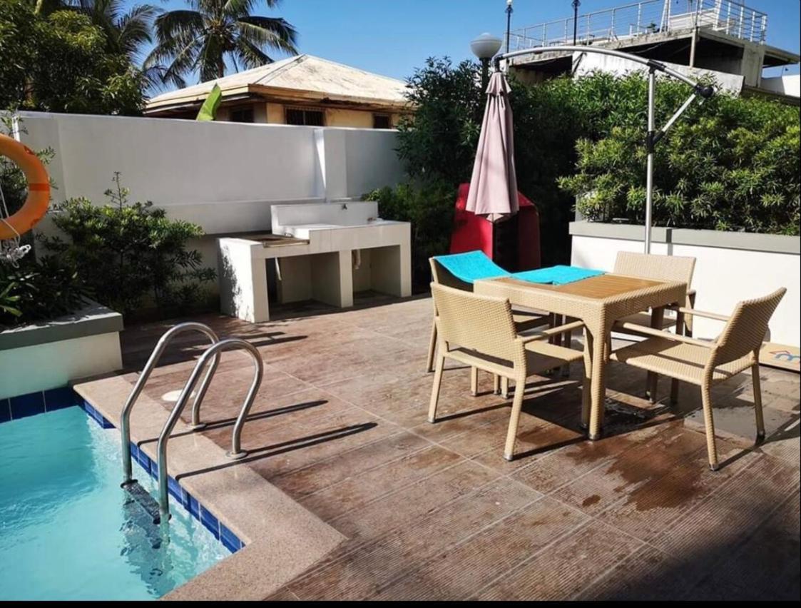 One Spatial Two Bedroom Condominium Unit With Pool And Gym Free Netflix And Wifi 伊洛伊洛 外观 照片