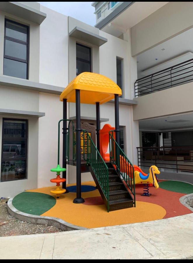 One Spatial Two Bedroom Condominium Unit With Pool And Gym Free Netflix And Wifi 伊洛伊洛 外观 照片