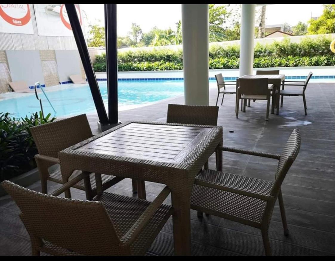 One Spatial Two Bedroom Condominium Unit With Pool And Gym Free Netflix And Wifi 伊洛伊洛 外观 照片