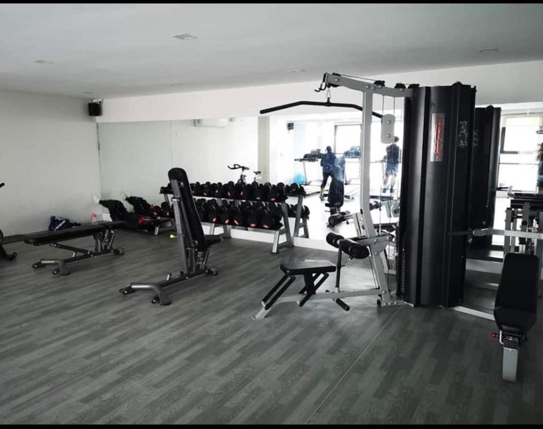 One Spatial Two Bedroom Condominium Unit With Pool And Gym Free Netflix And Wifi 伊洛伊洛 外观 照片