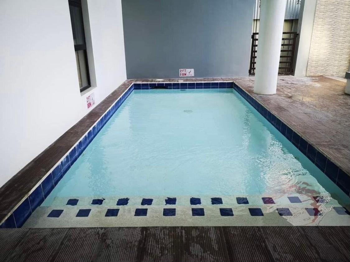 One Spatial Two Bedroom Condominium Unit With Pool And Gym Free Netflix And Wifi 伊洛伊洛 外观 照片