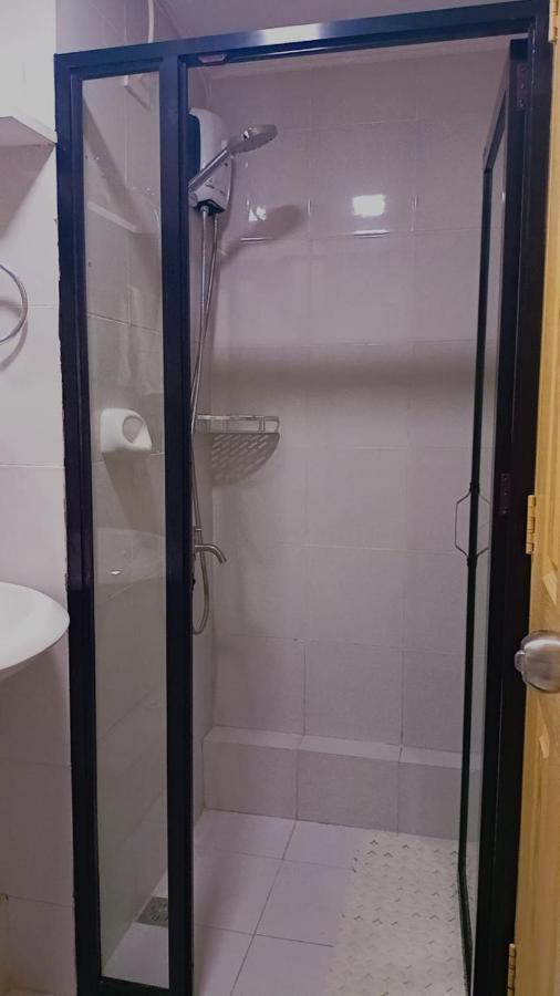One Spatial Two Bedroom Condominium Unit With Pool And Gym Free Netflix And Wifi 伊洛伊洛 外观 照片