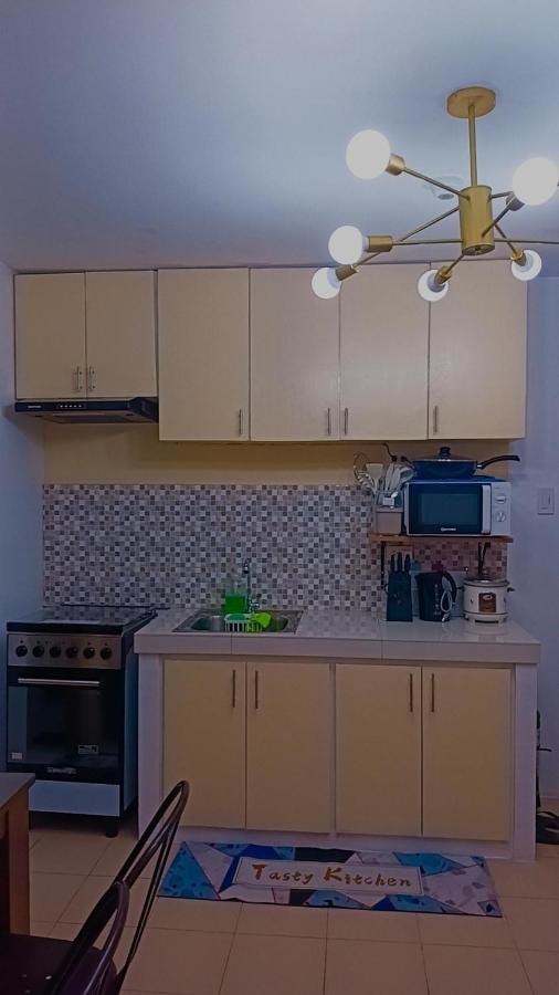 One Spatial Two Bedroom Condominium Unit With Pool And Gym Free Netflix And Wifi 伊洛伊洛 外观 照片
